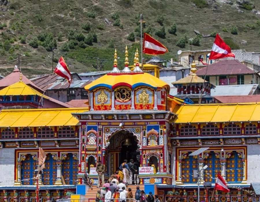 Badrinath Temple on the bank of the Alaknanda
